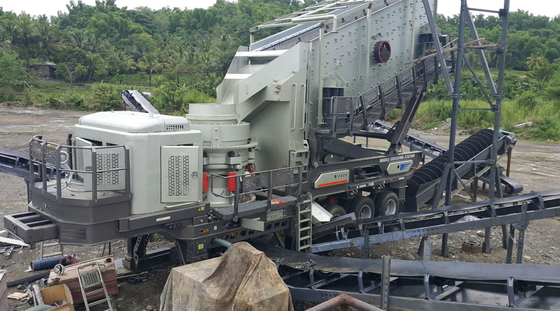 50 - 300 TPHの鉱山の円錐形の粉砕機245mmの供給のサイズを選別する移動式粉砕機機械